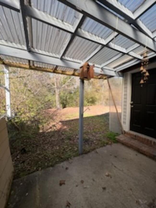 Building Photo - Affordable 2 Bedroom Duplex Off of Gum Bra...