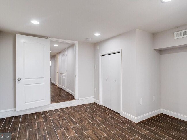 Building Photo - 442 N Linwood Ave