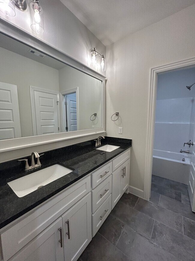 Building Photo - Beautiful Bentonville Home! 4 Bedrooms, 2....