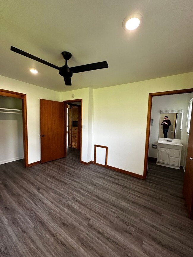 Building Photo - Residence or Office on Corner Lot!
