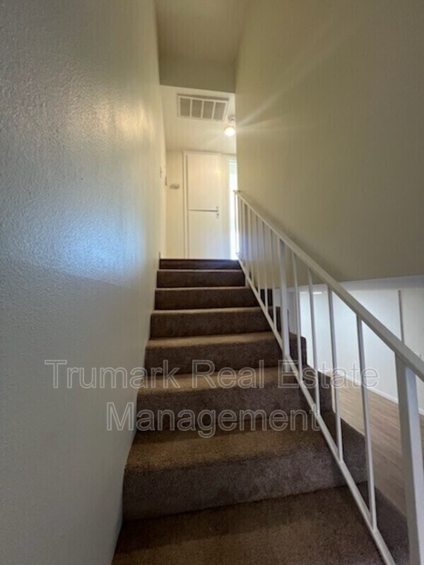 Building Photo - 2719 Montrose Ave