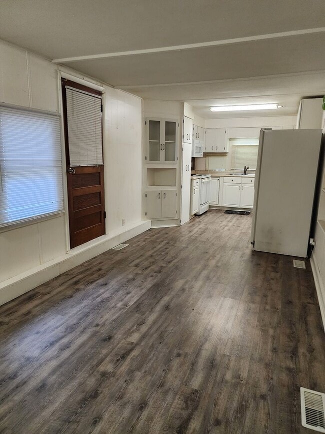 Building Photo - 3 bedroom home for lease