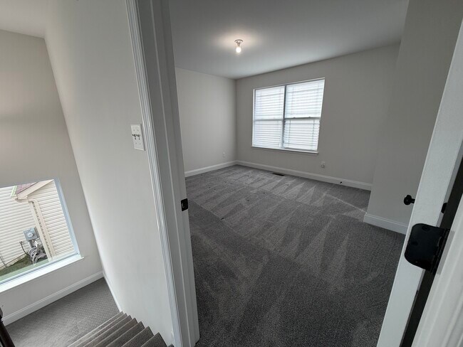 Building Photo - 156 Far Meadow Dr