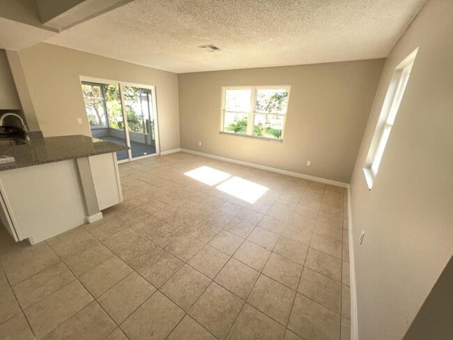 Building Photo - 6143 Alderwood St