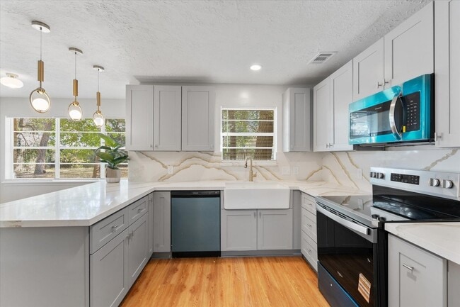 Building Photo - 3811 Woodbriar Dr