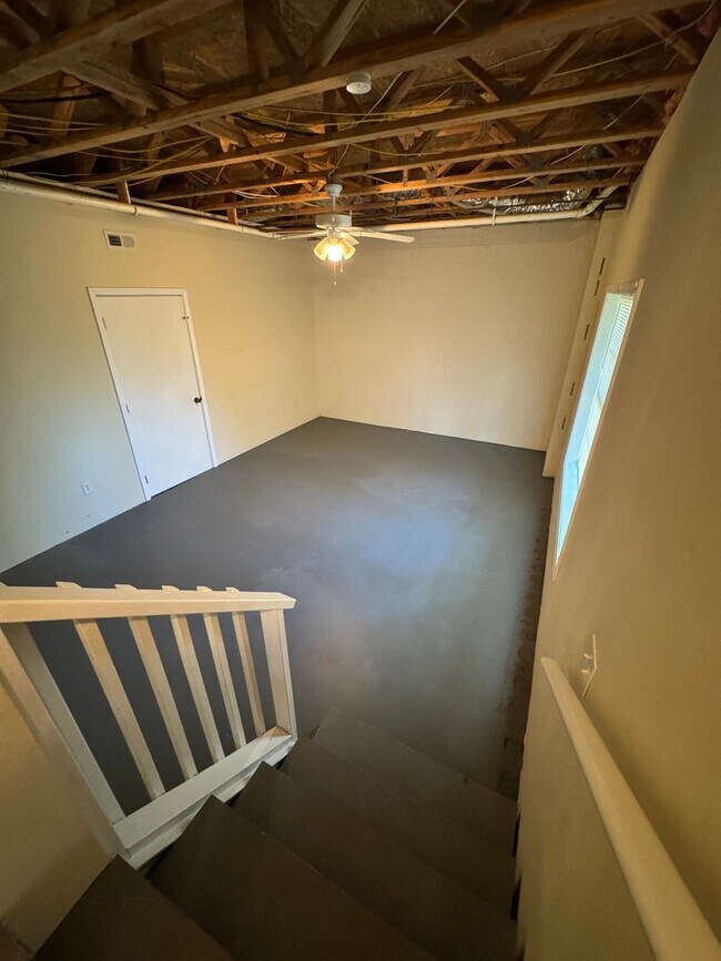 Building Photo - Nice 3/2 House in Silver Creek with bonus rooms- $1,495