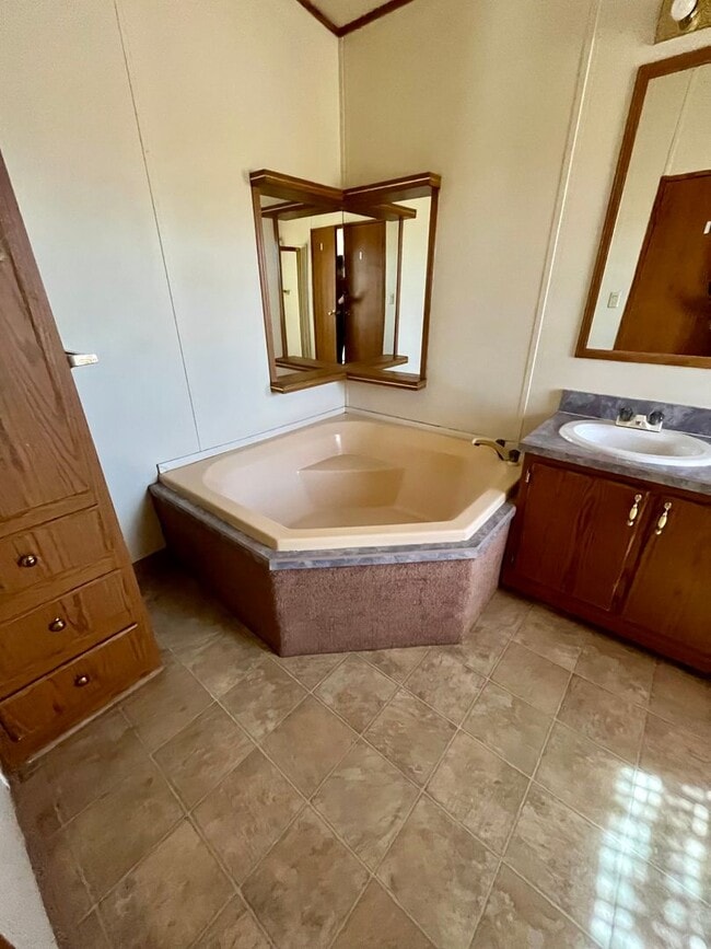Building Photo - 3 bedroom/2 bathroom home in Mancos