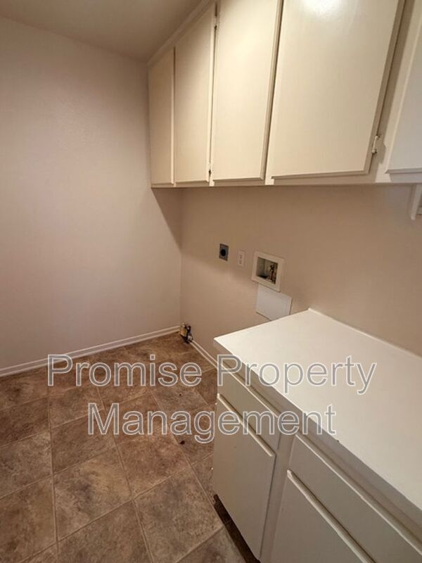 Building Photo - 4660 Los Alamos Way