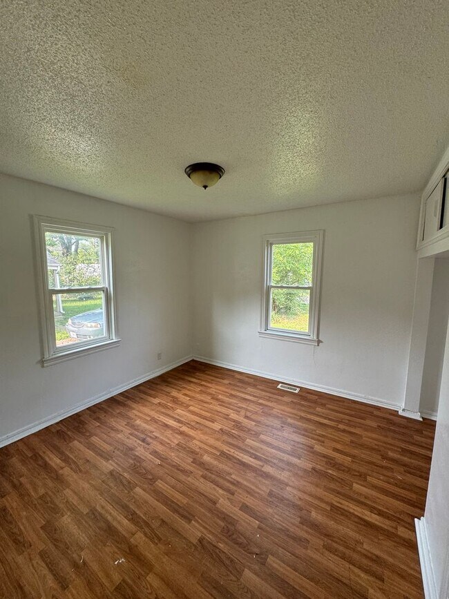 Building Photo - 3 Bedroom, 1 Bath totally fenced-in yard