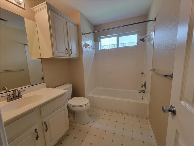 Building Photo - 3307 St Genevieve Dr