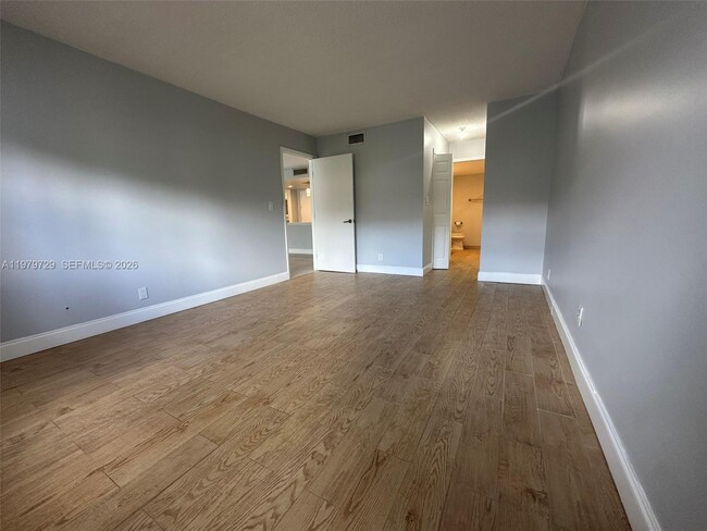 Building Photo - 200 Lakeview Dr