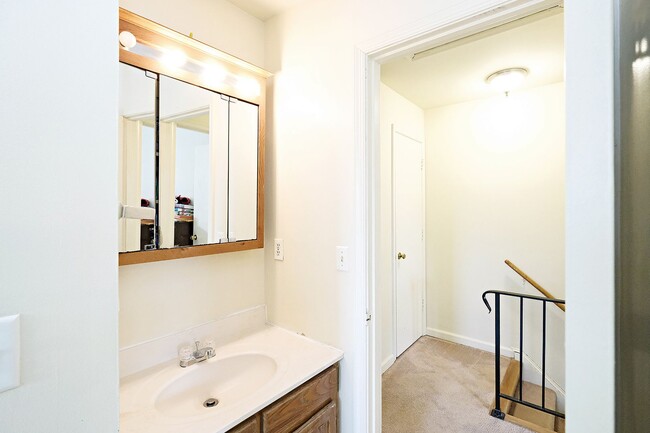 Building Photo - Pet-Friendly Briarwood Duplex - Easy Access to NGIC/DIA/NGA, CHO Airport, & Hollymead Town Center