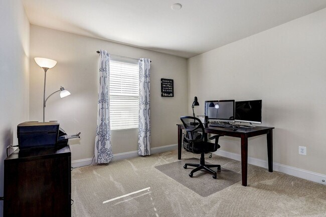 Building Photo - Massive 4 BR/2 Full BA & 2 Half BA EOG Tow...