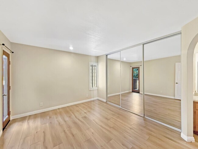 Building Photo - Great 2 bed/2bath condo w/AC, detached garage, and solar!