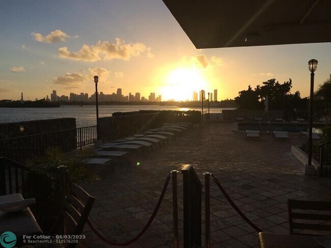 Building Photo - 1861 NW S River Dr