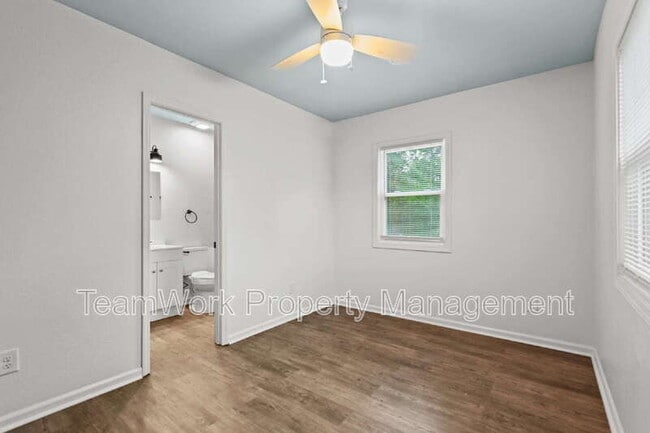 Building Photo - 3020 Azalea Dr