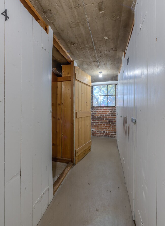 Building Photo - 1226 E 10th Ave