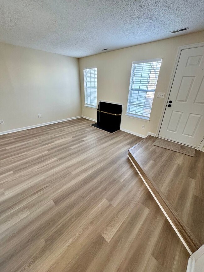 Building Photo - LYNBROOK LANDING