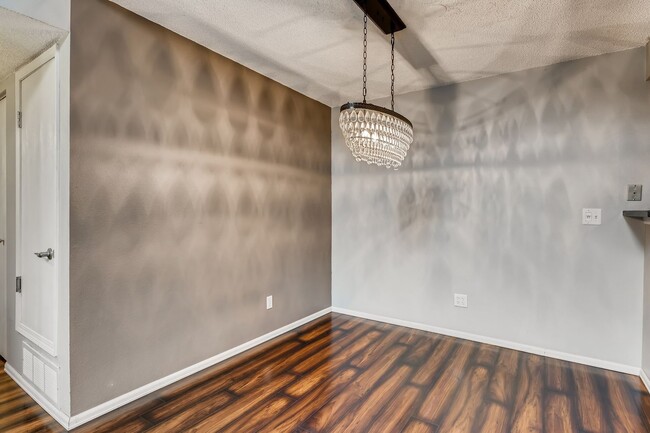 Building Photo - Stunning 2 Bedroom Near Lowry!!!!