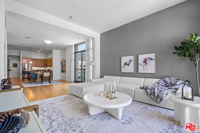 Building Photo - 3223 W 6th St