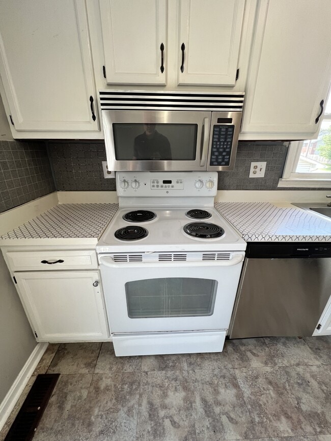 Building Photo - 3700 Hillcross Dr