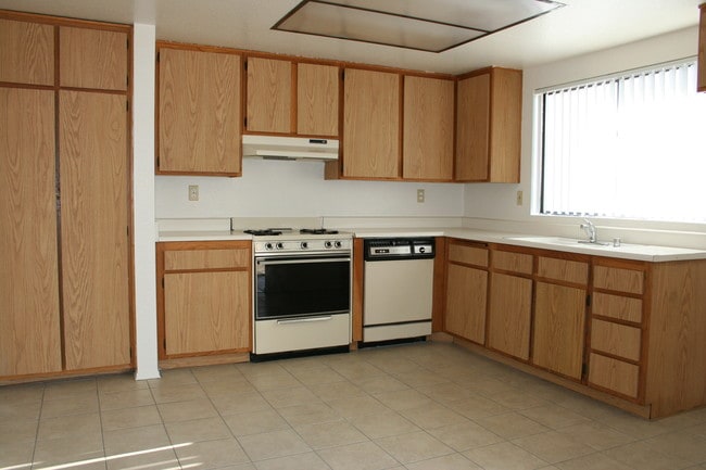 Building Photo - 2540 W Lincoln Ave