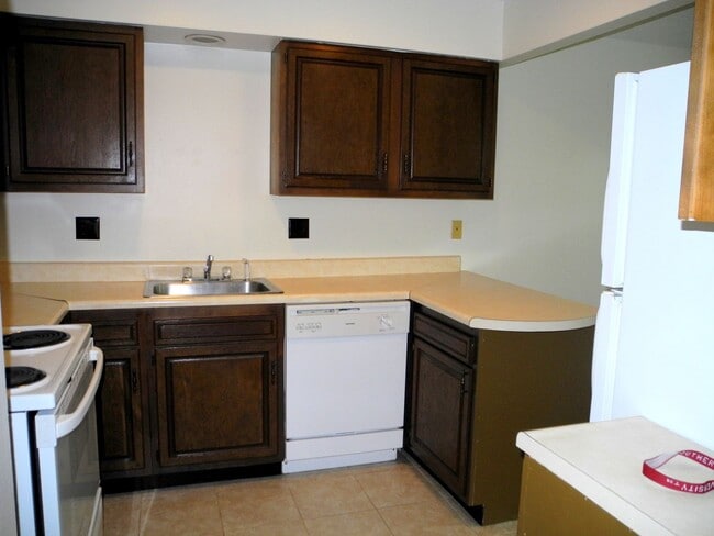 Building Photo - *Stone Gate Apartments - Advertising