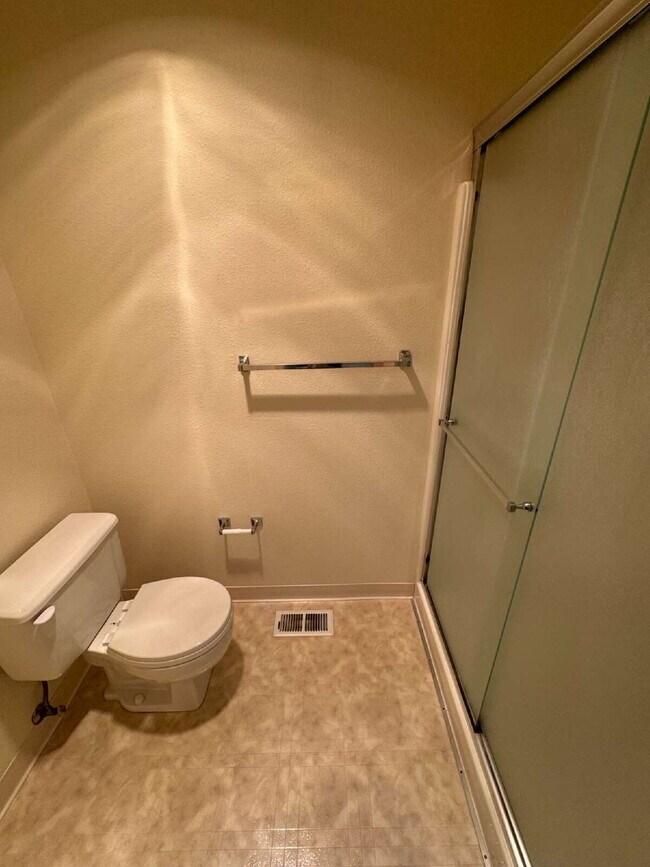 Building Photo - *Half-Off Third Months Rent* Spacious Single-level Home in Newer Milwaukie Neighborhood