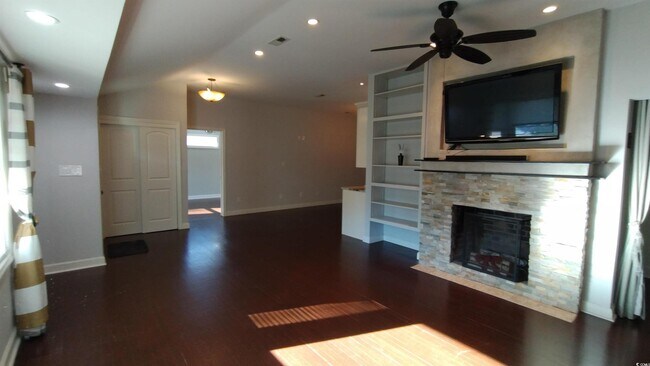 Building Photo - 710 Yucca Ave