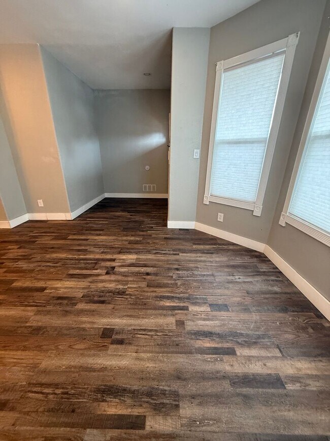 Building Photo - 529 S Dakota St