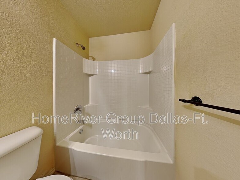 Building Photo - 10622 Midway Dr