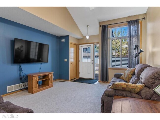 Building Photo - 2 br, 2 bath Townhome - 2056 Willow Cir