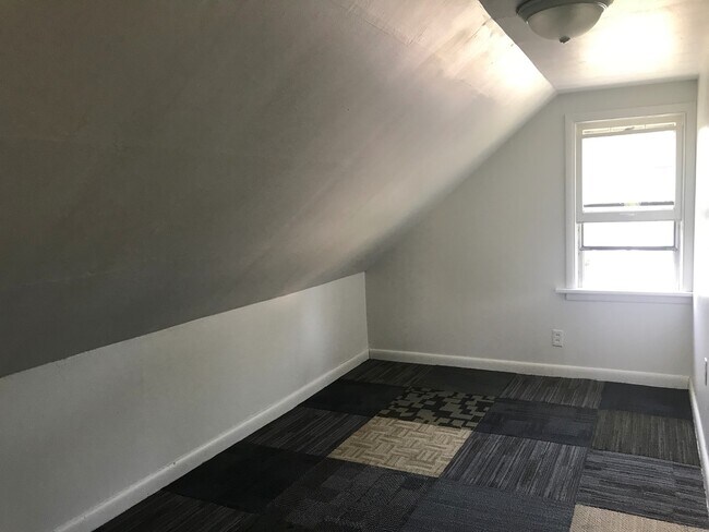 Building Photo - 3 bed, 1 bath, Off Street Parking & huge yard $1,295!