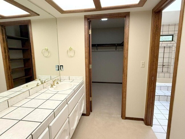 Building Photo - Sprawling ranch home located in highly des...