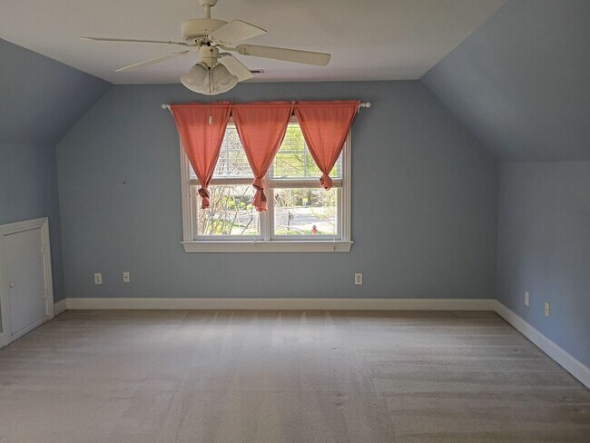 Building Photo - Luxury Living: 4 Bedroom home in Chapel Hill w/ spacious interior | 2 Year Lease Term