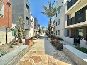 Building Photo - Modern 3BR Townhome in Ocean View Hills with Attached Garage & Open Floor Plan
