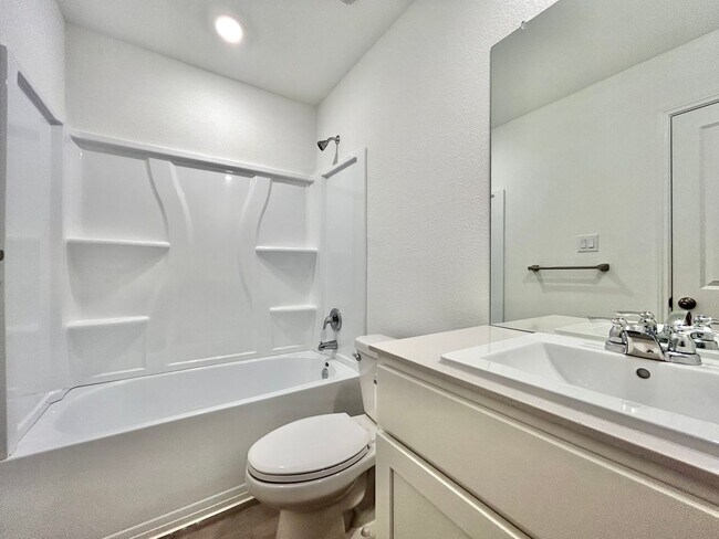 Building Photo - Charming 3/BR 1/BA Home with Spacious Back...