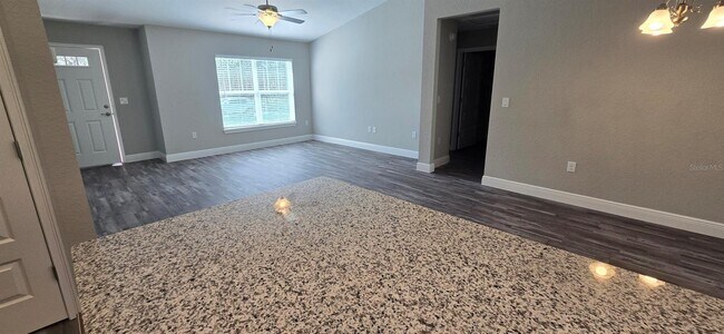 Building Photo - 217 Oak Ln Cir