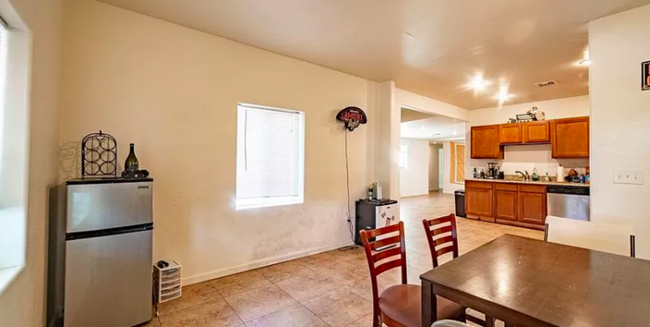 Building Photo - FULLY REMODELED HOME WITHIN A SHORT DISTAN...