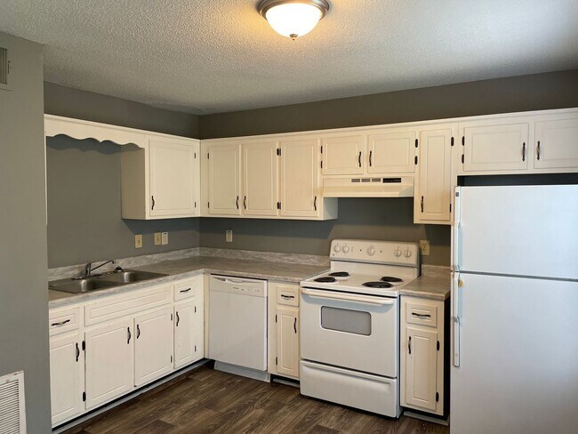 Building Photo - Cozy Townhome