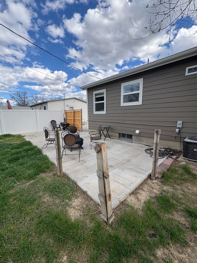 Building Photo - Spacious 4 Bedroom Home *Pet Friendly*