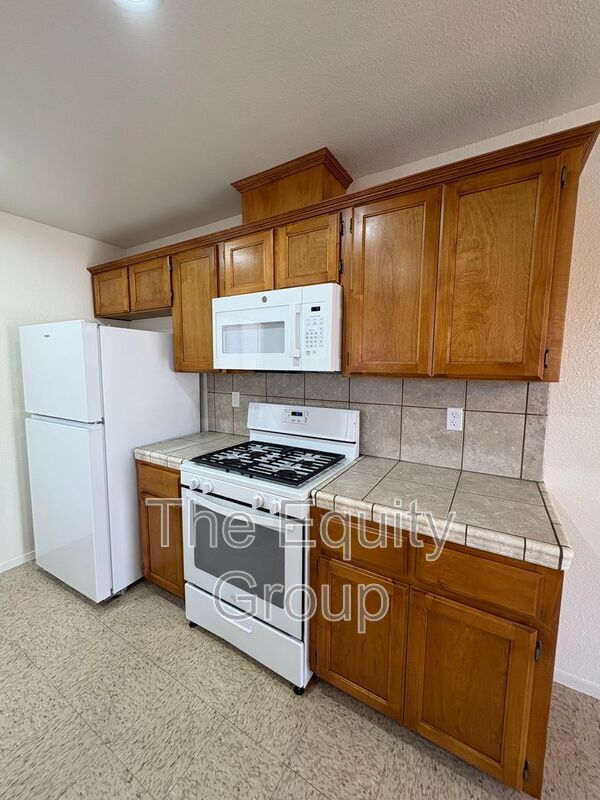 Building Photo - 2106 W Lark Ave