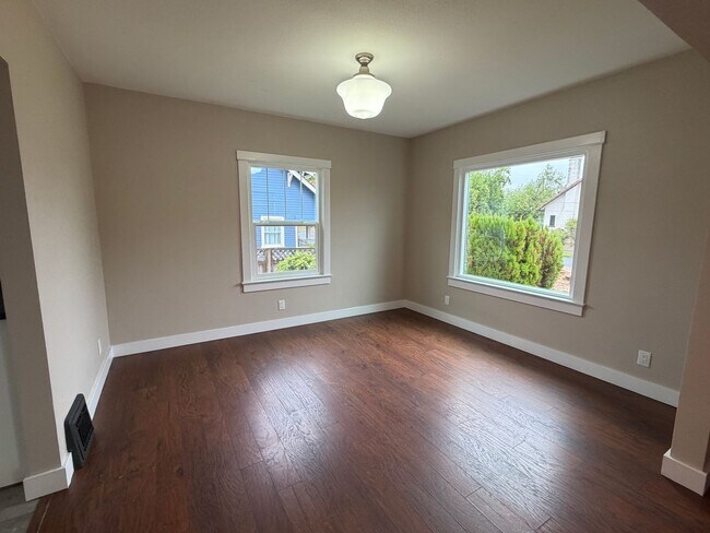 Building Photo - 3 Bedroom 1.5 Bath Single Family house on ...