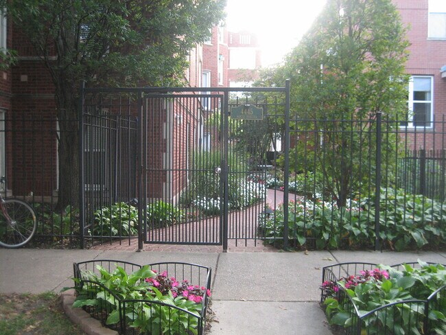 Building Photo - 4445 N Paulina St