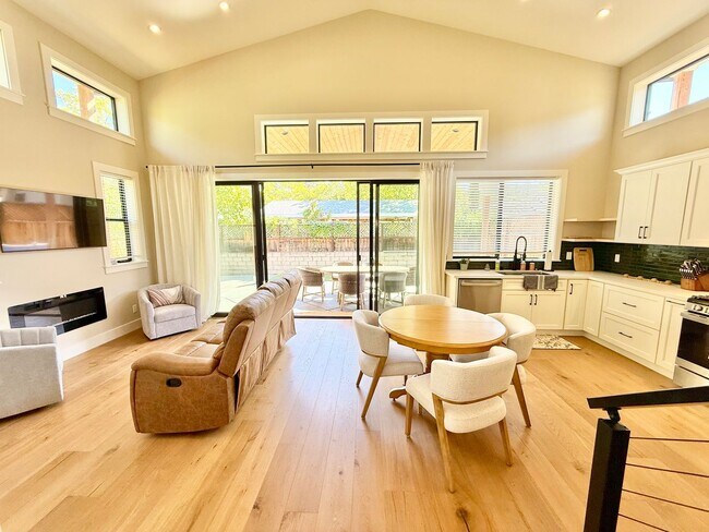 Building Photo - Beautiful Furnished New Construction Calis...