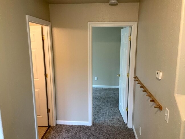 Building Photo - 4 Bedroom 2 Bathroom Home Near Thurston