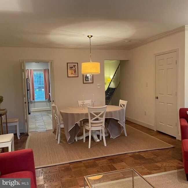 Building Photo - Wesley Heights Beautiful Fully Furnished 2 Bed, Two and a Half Bath