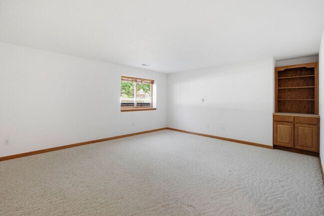 Building Photo - 4 Bedroom 3 Bathroom Duplex in Emerald Glen