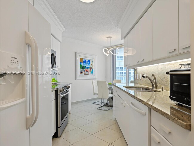 Building Photo - 16445 Collins Ave