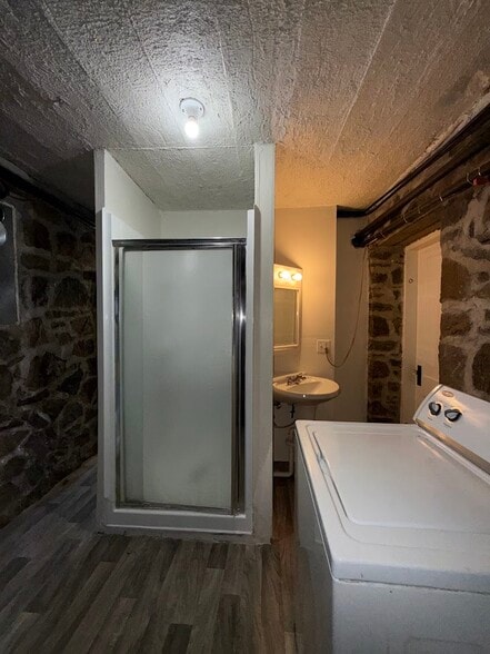 Building Photo - 1559 S Lininger Dr